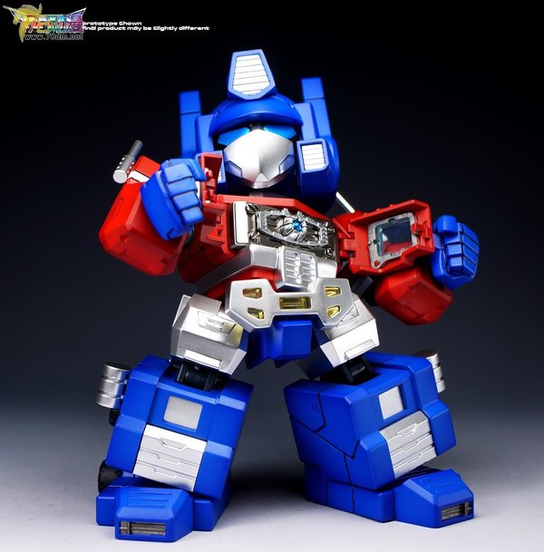 Topeam Super Deformed Not G1 Optimus Prime Figure Images  (2 of 16)